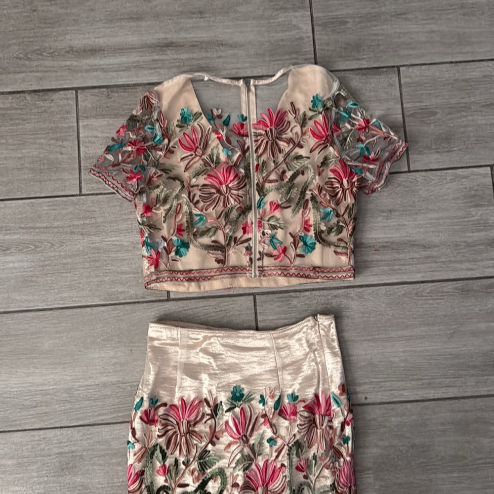 Elegant Floral Skirt Set with Sheer details Size Small - Picture 11 of 11